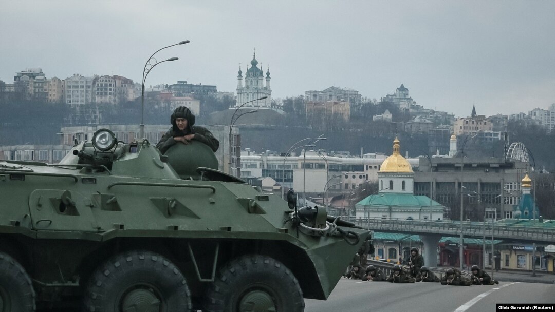 Militari ai Gărzii Naționale Ucrainene, aflați pe poziții în centrul Kievului, Ucraina, 25 februarie 2022.