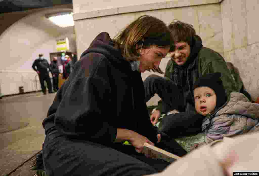 Një çift së bashku me fëmijën e tyre janë strehuar në një stacion metroje në Kiev.&nbsp;