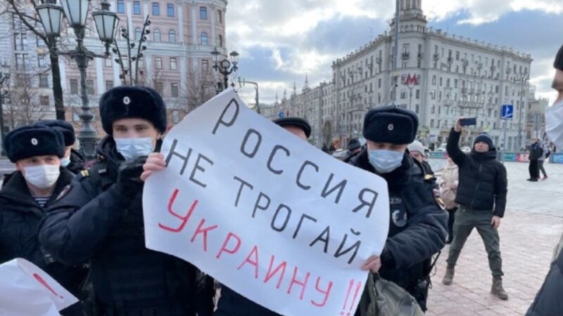 В России задержали правозащитников, которые вышли на одиночные пикеты против войны с Украиной 