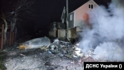 Обломки сбитого российского самолета на второй день войны. Киев 25 февраля 2022 года
