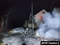 Уламки збитого російського літака на другий день війни. Київ 25 лютого 2022 року.