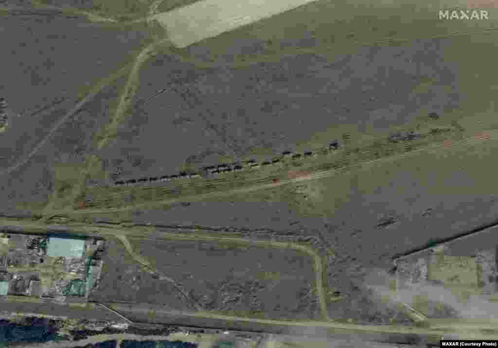 Военная колонна возле российского гарнизона в Евпатории, 15 февраля 2022 года.&nbsp;Satellite image &copy;2022 Maxar Technologies