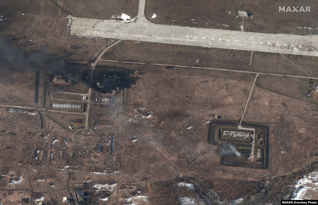 Imazhet e reja të bëra më 24 shkurt, tregojnë dëmtimet në zonat e rezervave të karburantit dhe infrastrukturën tjetër të aeroportit në një fushë ajrore në qytetin lindor të Ukrainës, Çuhuiv, në rajonin e Kharkivit.