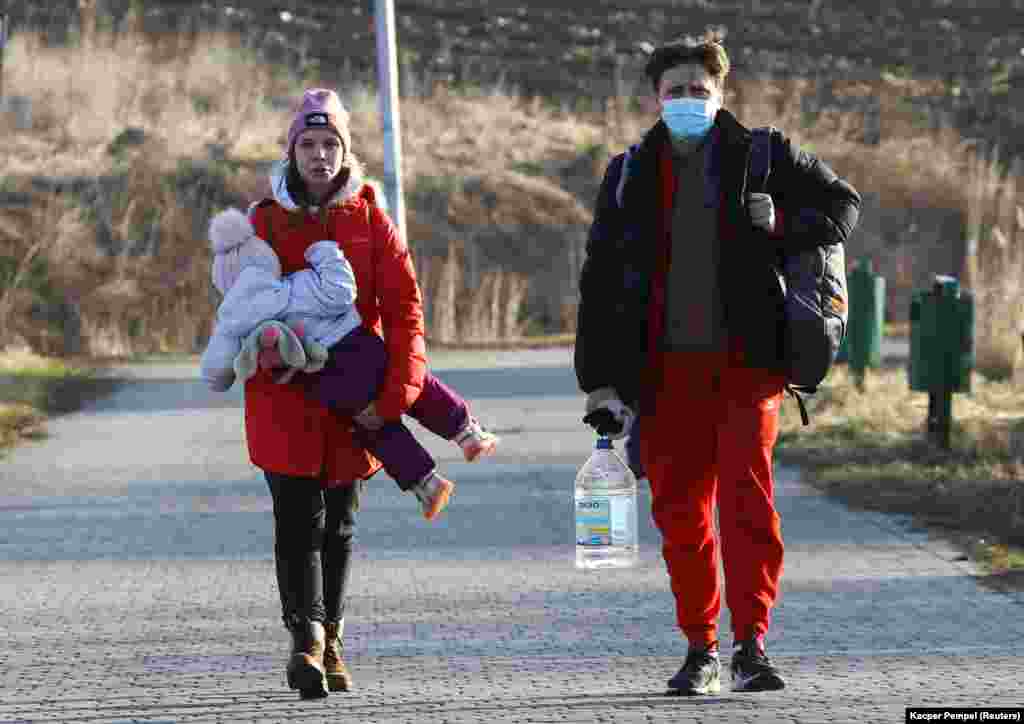 Një çift nga Mariupoli ecën në pikën kufitare mes Polonisë dhe Ukrainës, pasi presidenti rus, Vladimir Putin, autorizoi një operacion ushtarak në Ukrainën lindore. Medyka, Poloni, 24 shkurt 2022.
