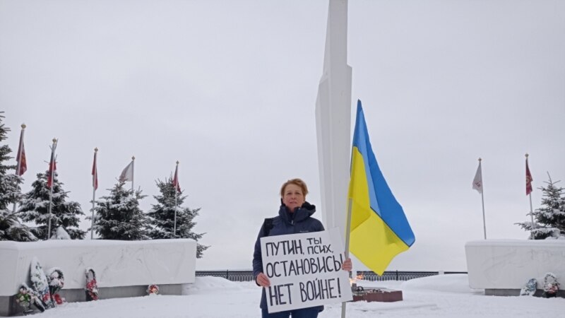 В Кирове прошел одиночный пикет против войны с Украиной