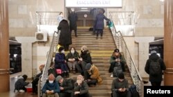 Луѓето се засолнуваат во метро станица во Киев, откако рускиот претседател Владимир Путин одобри воена операција врз Украина. 24 февруари 2022 година.