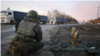 Rusia a atacat Ucraina pe 24 februarie, iar prima decizie a Guvernului pentru oferirea unui sprijin militar a venit pe 27 februarie. Imagine generică cu un soldat din Ucraina.