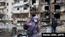 Киевде аткылоого туш болгон көп кабаттуу үй, 25-февраль 2022-жыл. 