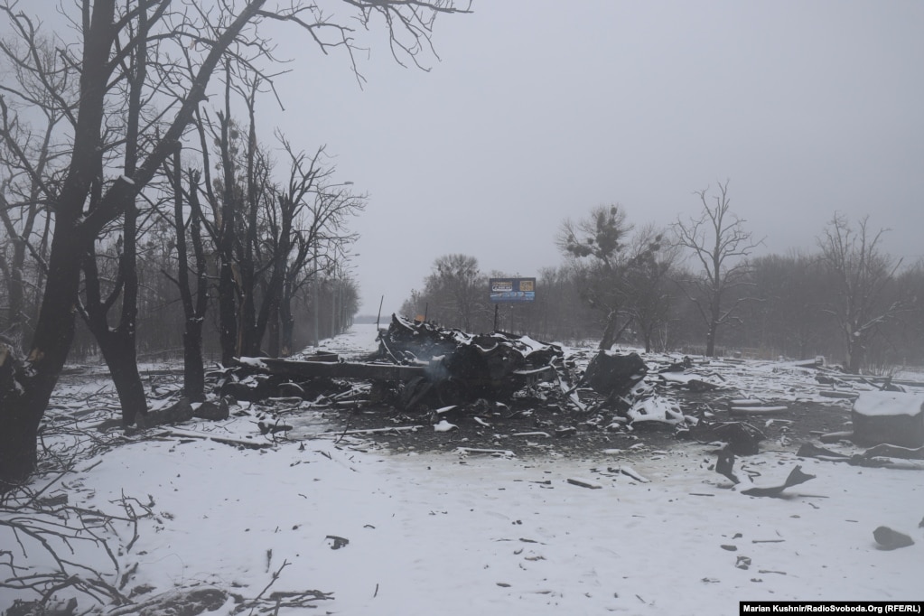 Mbetjet e një automjeti ushtarak rus të shkatërruar, Kharkiv, 25 shkurt.