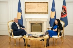 Presidentja e Kosovës, Vjosa Osmani në takim me Muharrem Nitajn nga AAK.