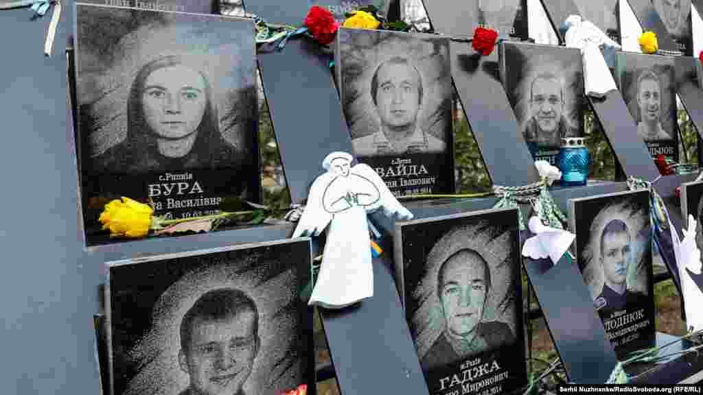 Після поминальної молитви діти й активісти на алеї Небесної Сотні розвісили білих ангелів в пам&#39;ять загиблих Героїв