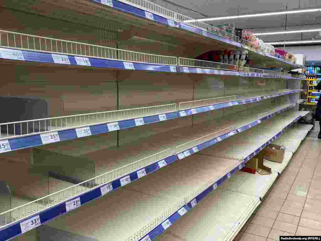 Празни рафтови во маркет во градот Мариупол во доњецката област, 25 февруари 2022