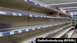 Пустые полки в магазине в Мариуполе, 25 февраля 2022 года