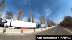 Скоплнение грузовиков на КПП "Ак-Тилек". 