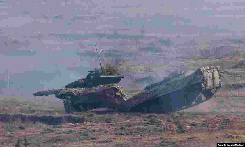 16 лютого під Рівним під час навчань зіткнулися український танк та бронетранспортер