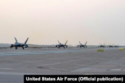 ورود نخستین دستهٔ شش فروندی از اف-۲۲آ رپتورهای اعزامی اسکادران ۲۷ شکاری به پایگاه هوایی الظفره، ۲۳ بهمن ۱۴۰۰