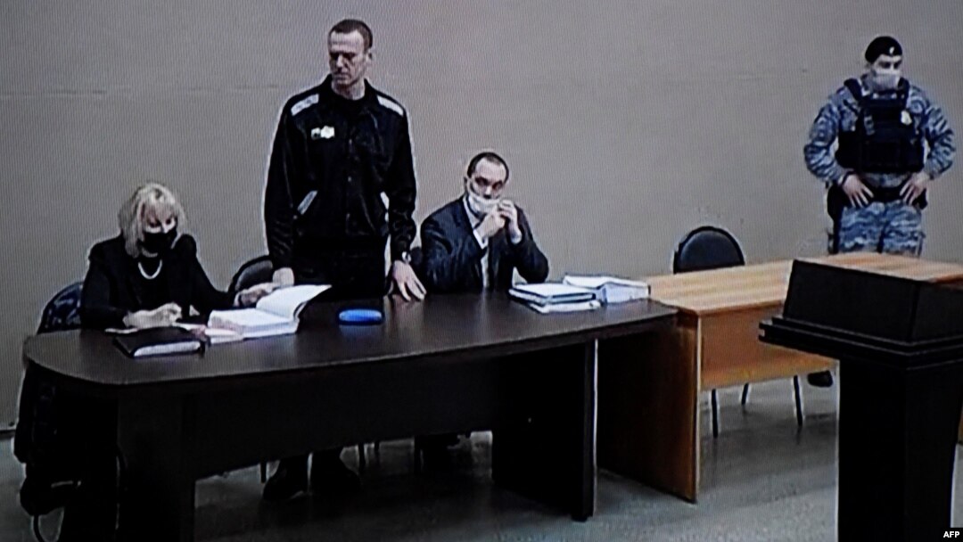 Alexei Navalnîi, în prima zi a noului său proces, în orașul Pokrov, în data de 15 februarie 2022. La finalul procesului, în 22 martie, el a fost condamnat la 9 ani de închisoare.