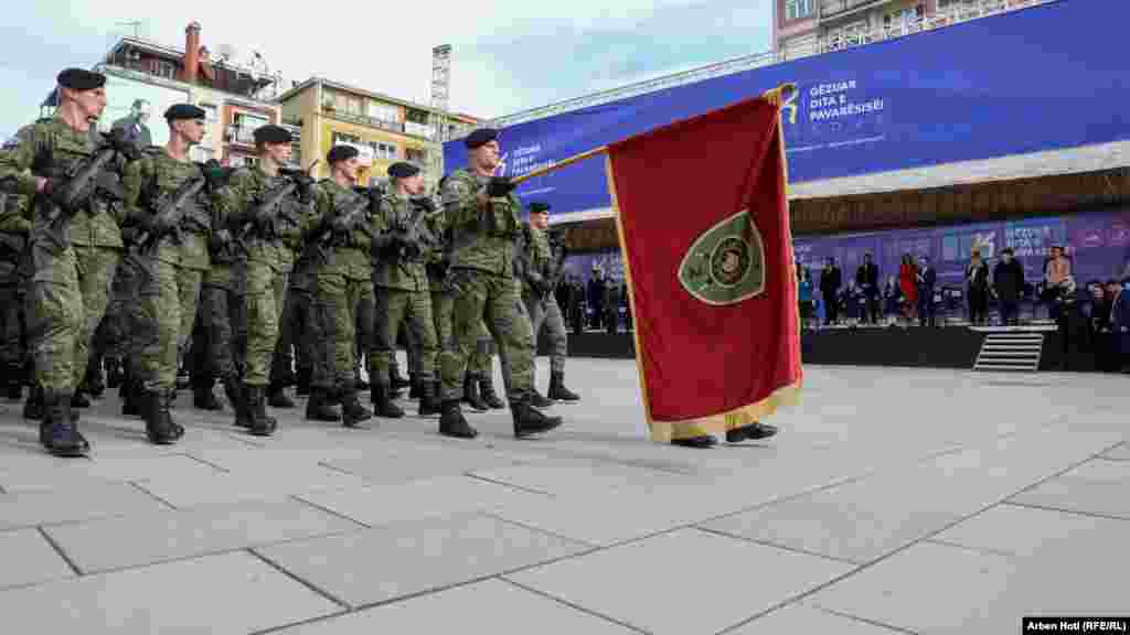 Parakalimi i Forcës së Sigurisë së Kosovës, FSK, në 14-vjetorin e shpalljes së pavarësisë së Kosovës.&nbsp;