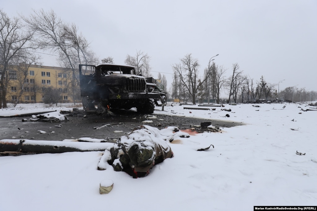 Pjesa e djegur e një rakete ruse Grad dhe trupi i një ushtari të vrarë, Kharkiv, më 25 shkurt.