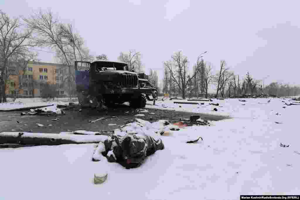 Изгорен дел од рускиот ракетен фрлач Град и тело на војник во близина на Харкив на 25 февруари. (Маријан Кушнир, РСЕ) Путин ја започна инвазијата врз Украина на 24 февруари.