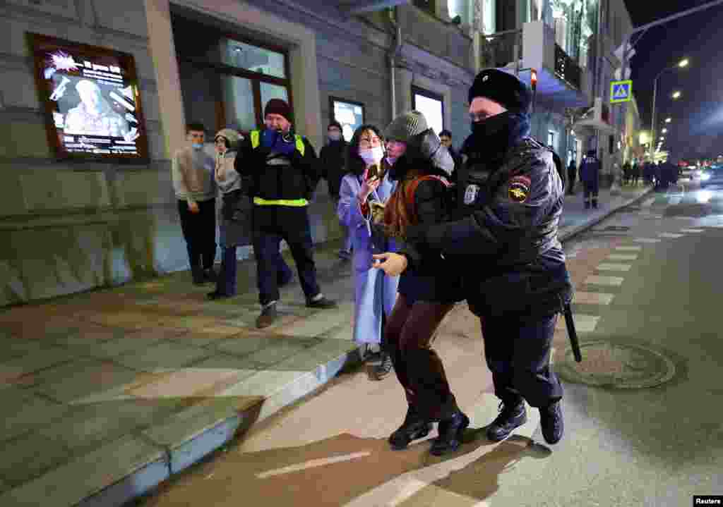 Një person arrestohet nga policia gjatë një proteste kundër sulmeve ruse në Ukrainë, Moskë, Rusi 24 shkurt 2022. Rusia nisi një operacion masiv ushtarak kundër Ukrainës.