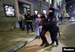 Një person u arrestua nga policia të enjten në Moskë gjatë një proteste kundër luftës. Rusia nisi një operacion masiv ushtarak kundër Ukrainës, më 24 shkurt 2022.