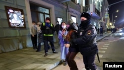 Policia në Moskë duke arrestuar një protestuese kundër pushtimit të Ukrainës.