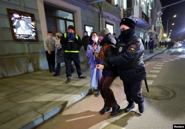 Një person u arrestua nga policia të enjten në Moskë gjatë një proteste kundër luftës. Rusia nisi një operacion masiv ushtarak kundër Ukrainës, më 24 shkurt 2022.