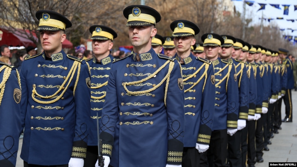 Garda Ceremoniale e Republikës së Kosovës gjatë parakalimit në 14-vjetorin e shpalljes së pavarësisë.