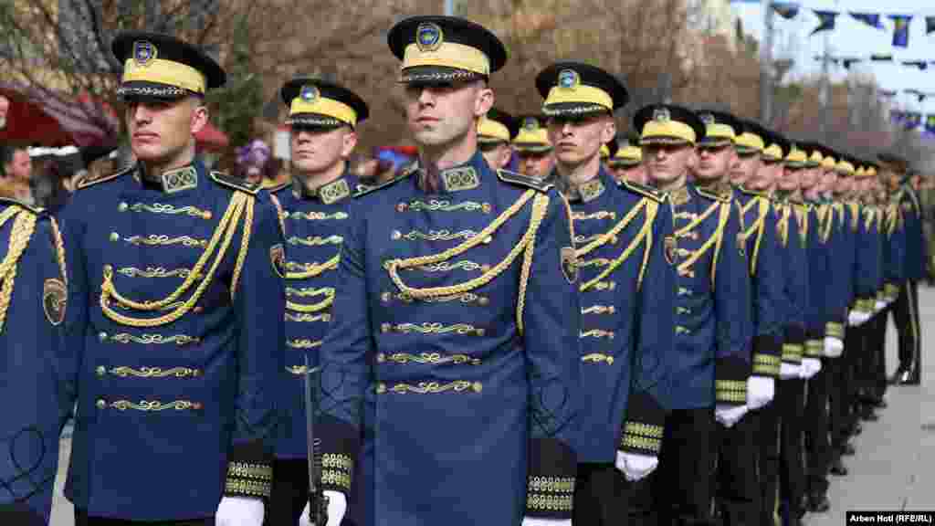 Svečana garda Republike Kosovo tokom parade povodom 14. godišnjice proglašenja nezavisnosti