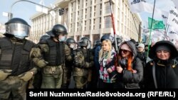 Вранці протестувальники намагалися пройти маршем від Майдану незалежності до будівлі парламенту, проте поліція не пропустила автомобіль зі звуковою апаратурою