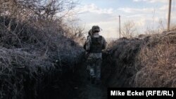 Украински войници от позицията в село Зайцево