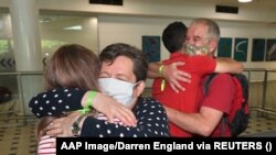 Julianna i Rudolf Nemeth iz Mađarske ponovo se susreću sa svojom kćerkom Zsofi i zetom Davidom Kaityem na aerodromu u Brisbaneu nakon što je Australija ponovo granice za međunarodne posjetioce, 21. februar 2022.