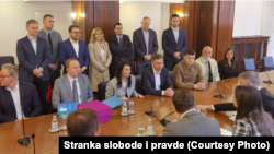 Opoziciona koalicija Ujedinjena Srbija podnela je u petak, 18. februara Republičkoj izbornoj komisiji listu sa potpisima birača.