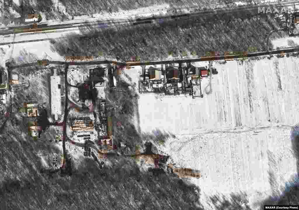 Военная дислокация в промышленной зоне под Белгородом, Россия. Снимок компании&nbsp;Satellite image &copy;2022 Maxar Technologies