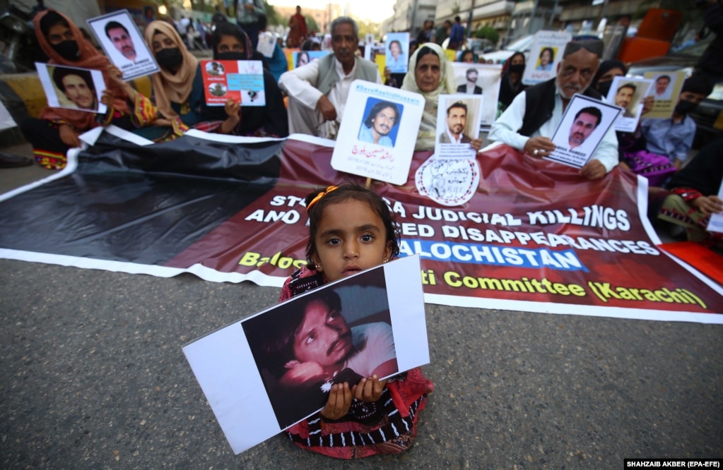 Familjarët duke mbajtur fotografi të të afërmve të tyre të zhdukur, gjatë një proteste, në Karaçi, Pakistan, më 16 shkurt. Aktistivët për të drejtat e njeriut pohojnë se shumë persona janë marrë nga agjencitë shtetërore, kryesisht nën pretekstin e luftës kundër terrorizmit.