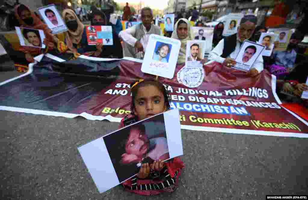 Članovi porodica drže slike nestalih članova rodbine na protestu u Karačiju, Pakistan, 16. februar. Pakistanski aktivisti za ljudska prava tvrde da su mnoge privele državne agencije, prvenstveno pod izgovorom borbe protiv terorizma.