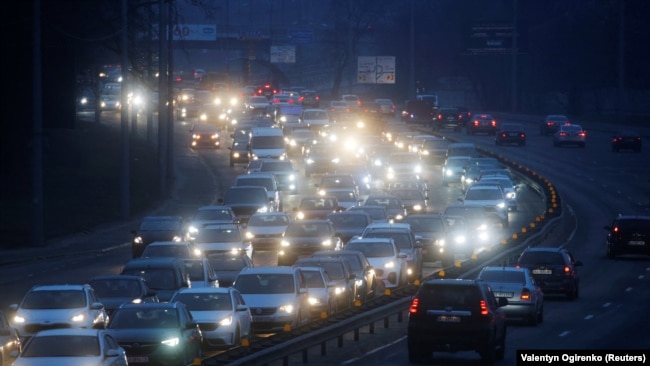 Trafiku në dalje të Kievit, në orët e para të së enjtes, 24 shkurt, 2022.