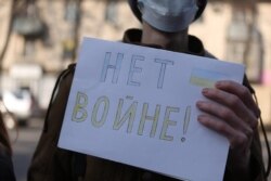 Украинадагы согушту токтотуу талабы менен митингге чыккандар. 22-февраль, 2022-жыл.