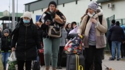 Ljudi stižu na granični prelaz između Poljske i Ukrajine, Mediki, 25. februar