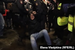 Задержание на антивоенном митинге в Петербурге 24 февраля 2022