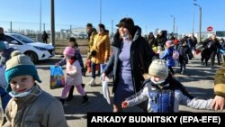 Группа эвакуированных из Донецка переходит границу с Россией в пунтке Матвеев Курган