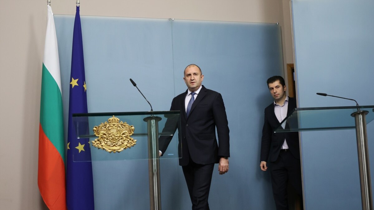 Президентът Румен Радев и премиерът Кирил Петков осъдиха остро военните