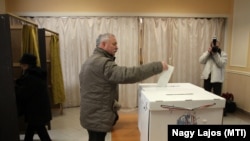 Egy férfi leadja a szavazatát az időközi országgyűlési választáson Veszprémben 2015. február 22-én