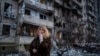 Një grua e mërzitur pas shkatërrimit të banesës së saj në Kiev.