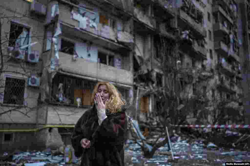 Жанчына каля свайго дому, разбуранага авіяўдарам. Кіеў, 25 лютага