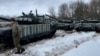 Украина билан чегарага жойлаштирилган рус танкларининг бир гуруҳи.
