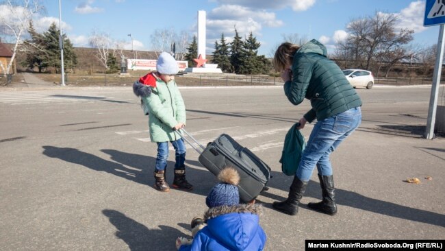 Părinții împreună cu copiii școlari părăsesc zona de frica bombardamentelor.