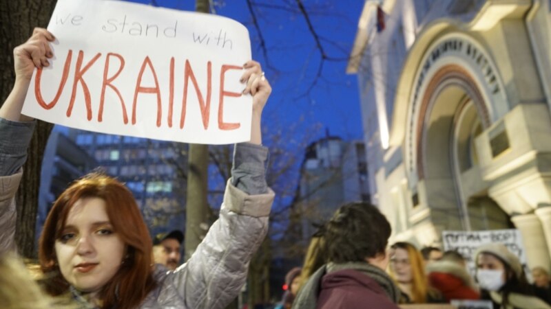 Antiratni protest ispred Ambasade Rusije u Beogradu