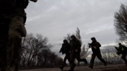 След като започва обстрелът, групата се евакуира. 